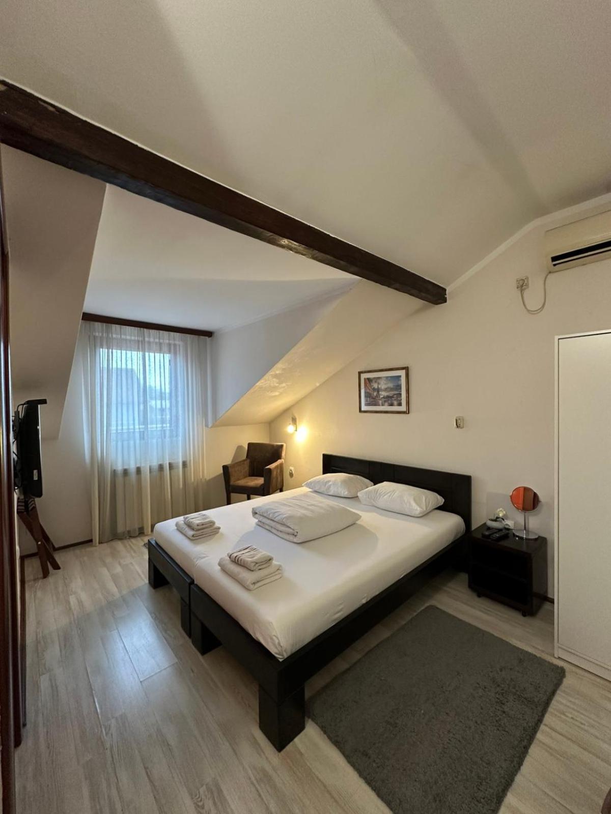 Apartments & Accommodation Stojic Novi Sad Bilik gambar